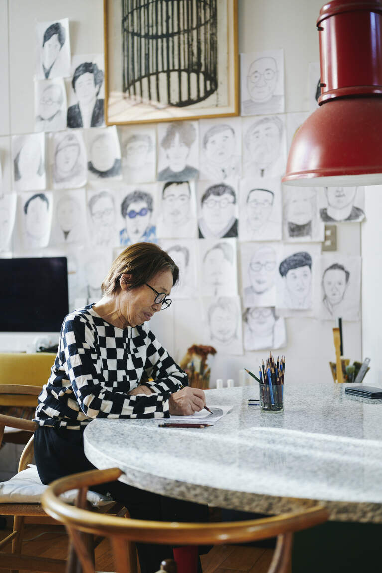 ダイニングで作業中。（エッセイ『92歳、好き放題で幸せづくし』より）