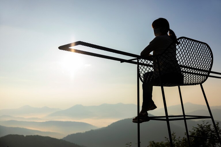 定員7名。1人用と2人用の椅子がある。