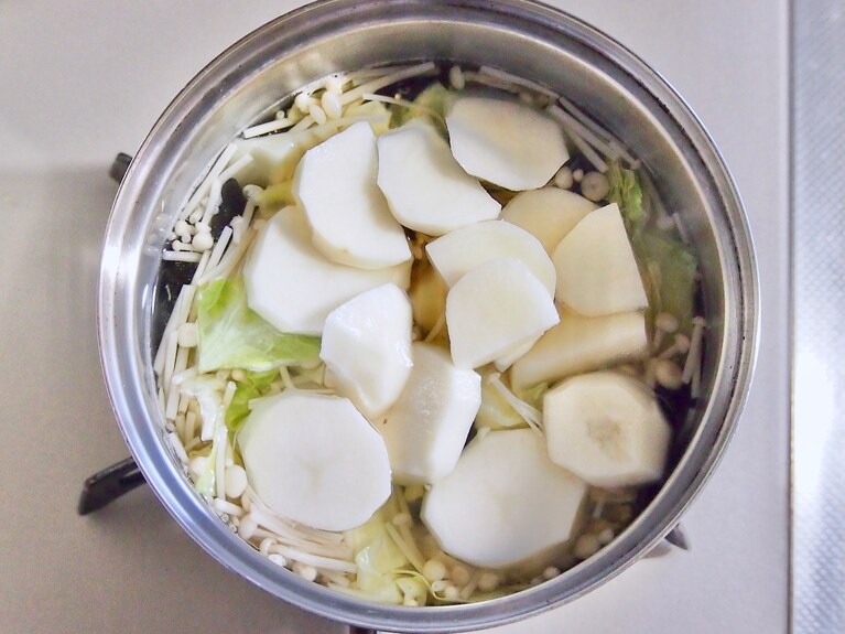 キャベツがやわらかくなったら（3）のじゃがいもを加える。