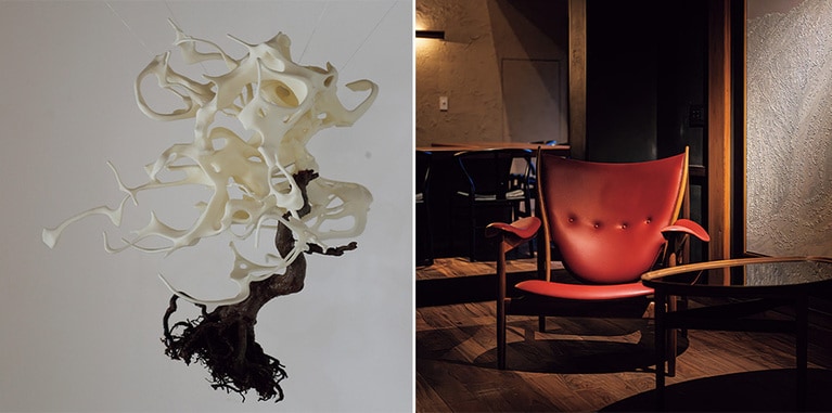 現代アートと名作家具が融合する唯一無二の空間。まるで生き物のような福田泰崇氏のアートやフィン・ユールの代表作チーフテンチェアなど名品が並ぶ。“本物”のアートに触れる贅沢ステイ。（里山十帖 THE HOUSE IZUMI　新潟）