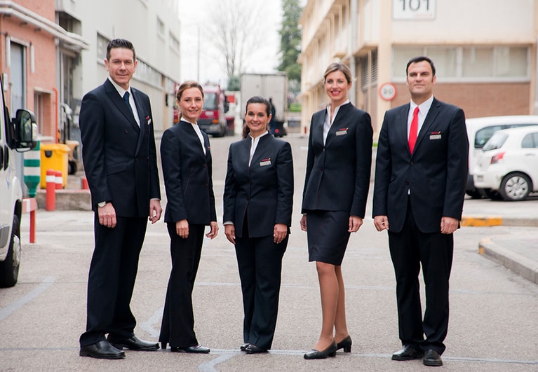 「アドルフォ・ドミンゲス」とコラボレーションしたキャビンアテンダント用ユニフォーム。シックな紺に赤のロゴが映えている。女性の襟のラインがエレガントだ。(C)イベリア航空