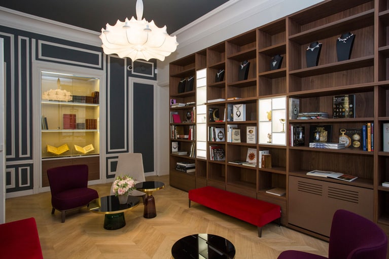 ジュエリーに特化した初の専門ライブラリー。シックなインテリアも素敵。