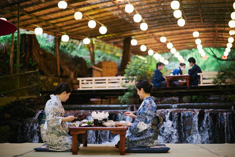 「納涼川床での夕食付き宿泊プラン」のイメージ。写真は、貴船川床「ひろ文」。