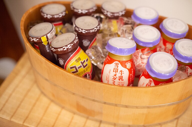 温泉の脱衣場に用意されているのは、昔懐かしい瓶入りの牛乳。