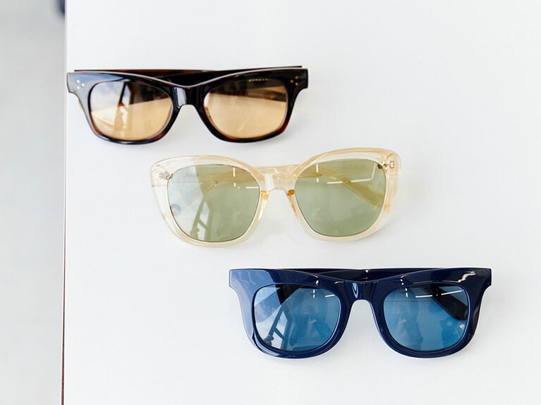 上からJohn、Judy、Josh。1950年代のアイウェアに見られる存在感の強いシェイプを、絶妙なバランスで中和している。各4色展開で、いずれも8,800円(税込)。