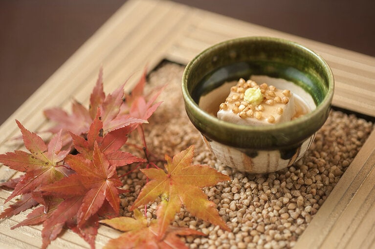 先付けの特製鯛切りそばがき。「五一わいん」のソーヴィニヨン・ブランを合わせて。