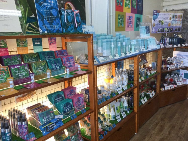 Ryu Spa Factory Shop(琉球コスメハウス 久米島店)の店内。