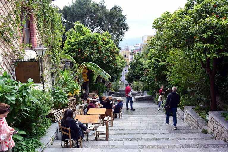 ウンベルト通りの横道は、山の傾斜に沿った階段状。