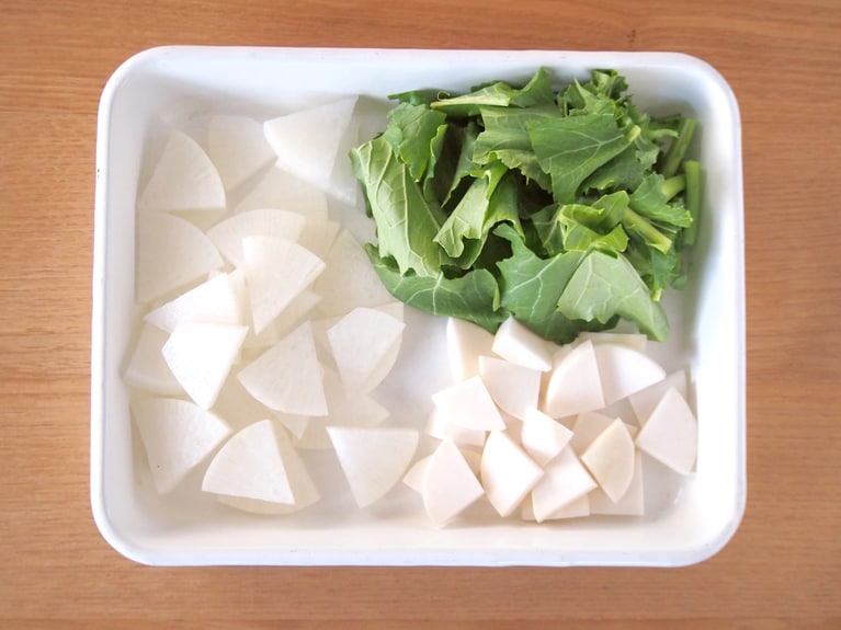 大根、蕪は皮をむいて銀杏切りに。蕪の葉の部分は3～4cmの長さに切る。