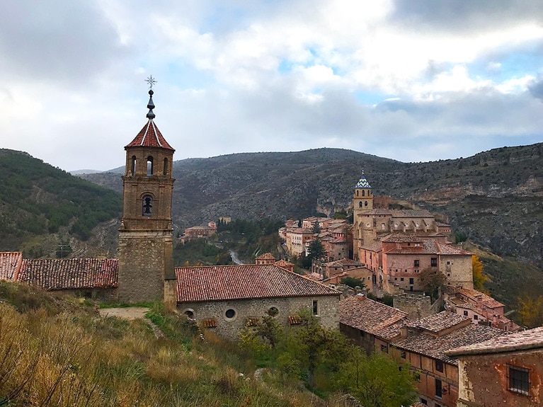 アルバラシンの街並みもまたアインサとも、アルケサルとも違う趣で魅力的。