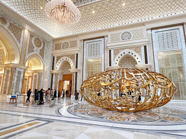 「言葉の力」と名づけられたUAEの芸術家の彫刻。彫刻の中に入って記念写真（有料）を撮ることができる。