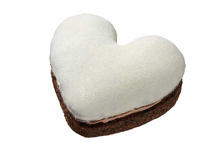 デニッシュショコラ ヘーゼルナッツ 230円。ピエール マルコリーニの代名詞でもあるハートのボンボンショコラ「クールノワゼット」を、ココア風味のデニッシュ生地で表現。中にはガナッシュホイップとヘーゼルナッツクリーム、フレークチョコをサンド。