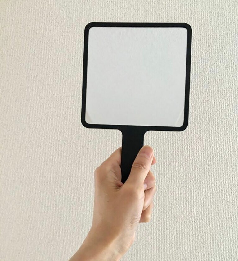 片手持ちは体の左右バランスを崩しやすい。