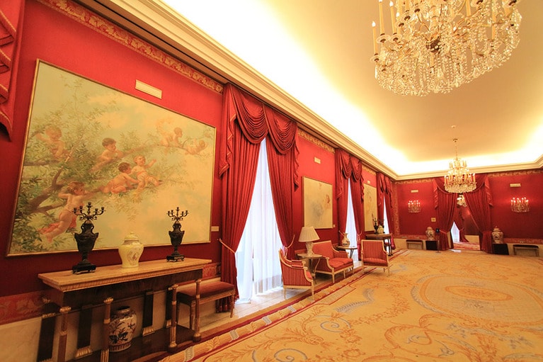 館内にはいくつものボールルームがあって、名画が飾られている。