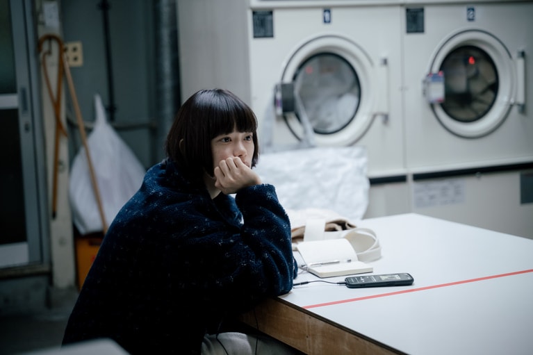 「L.L.Bean」のフリースを着ている文菜。©日本テレビ