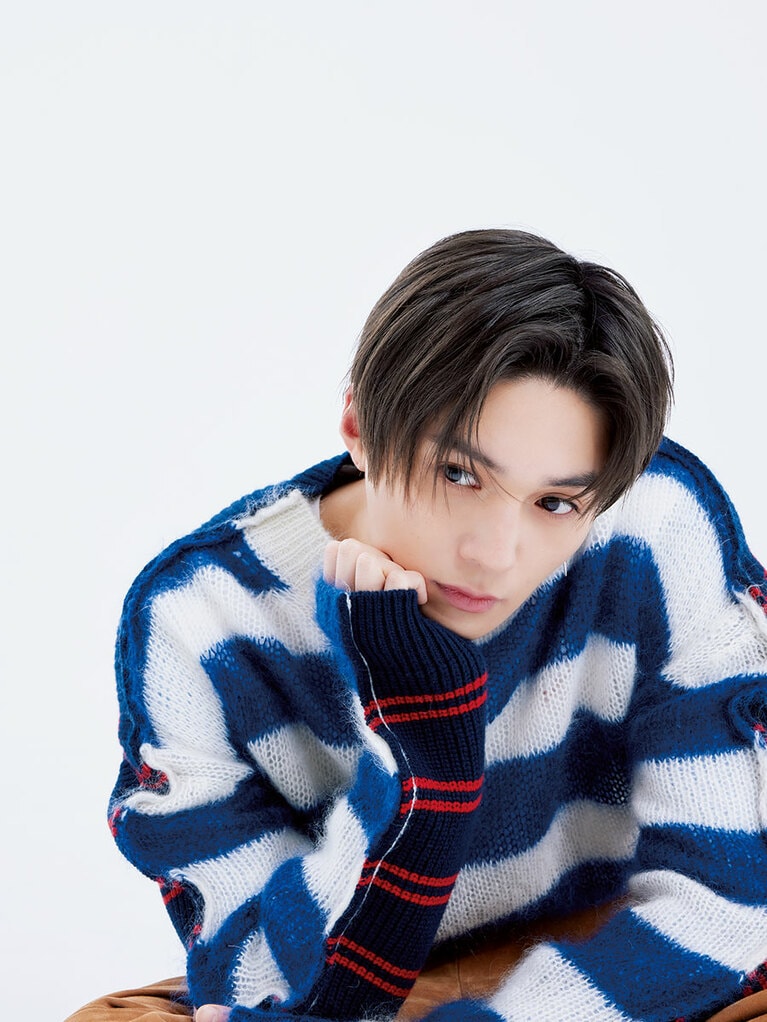 ニット 151,800円、パンツ 400,400円、シューズ 118,000円／すべてマルニ(マルニ ジャパン クライアントサービス)