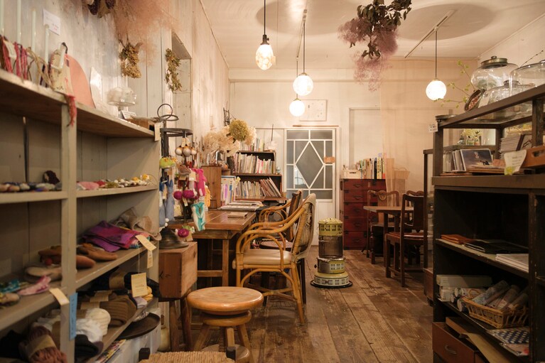 使い込んだ木製のテーブルと椅子って、なぜだかとても落ち着く店内。