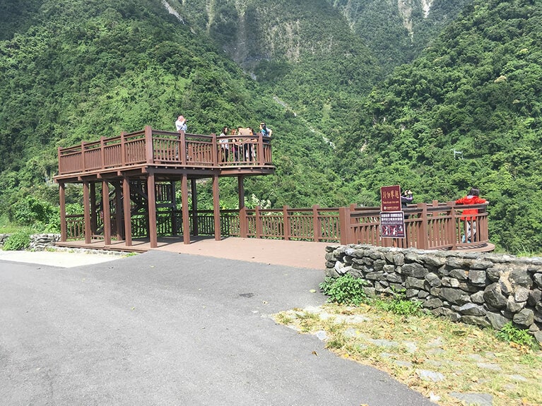 断崖や海、さらにその先に広がる荒々しい岩山の壮観も、見晴らし台から眺められます。