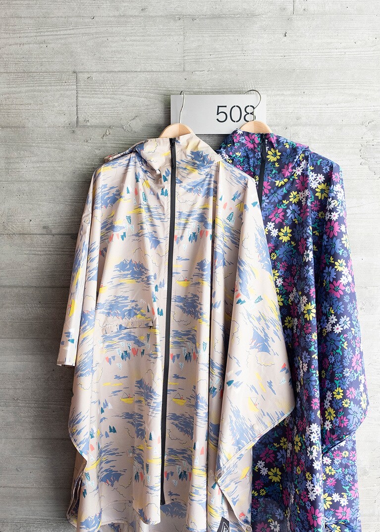 キャビンに用意された可愛らしいレインウエアを着て、雨の日もクラウドテラスへ。