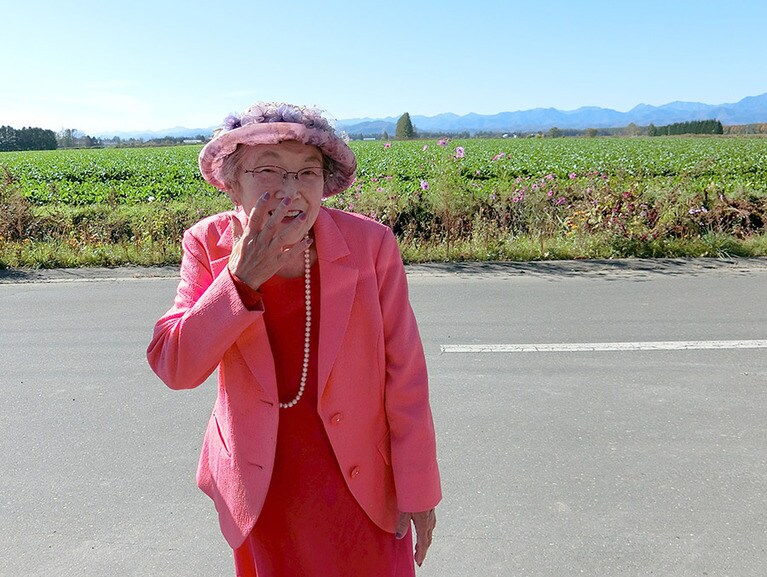庭作りのお話を楽しそうにしてくれるおばあちゃん。「鳥やリスが種を運んでくれる。お庭作りには、動物たちも協力してくれるのよ」