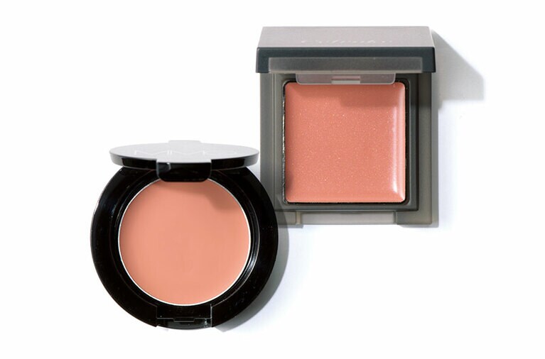 左から：肌色にフィットし、内側からの発色感と透明感を演出するヌードピンク。ミネラルクリーミーチーク13 3,300円／MiMC、肌に溶け込むようになじむマルチユースカラー。インフィニトリー カラー09 3,200円／セルヴォーク