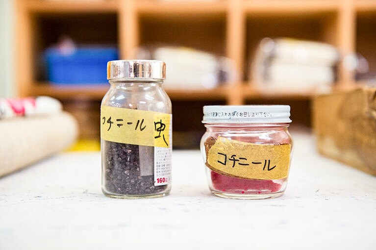 琉球びんがた特有の鮮やか赤を生み出すコチニール。