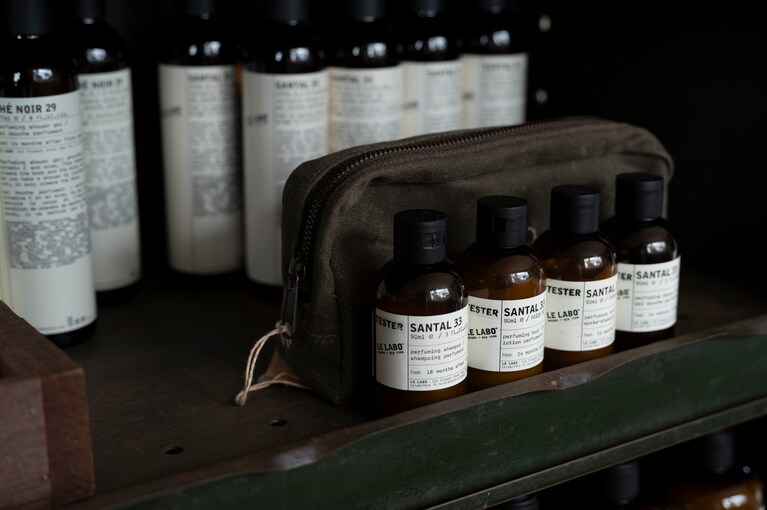 新緑に包まれながら香りと向き合う。移動する店舗ならではの「ル ラボ オン ウィールズ」を軽井沢で体験