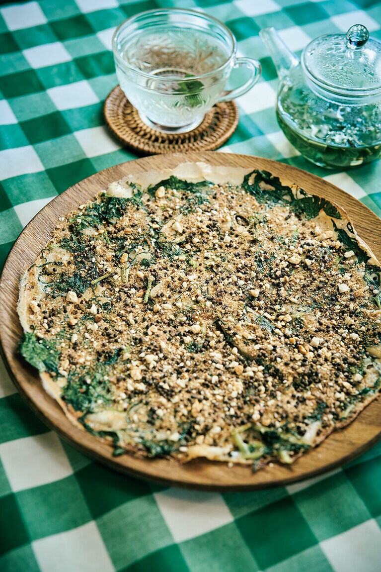 玄米ホットックW7,000。薄い玄米生地に緑野菜のナムル、ピーナッツ、ゴマ、エゴマパウダー、砂糖をトッピングした店オリジナルのデザート。美味！