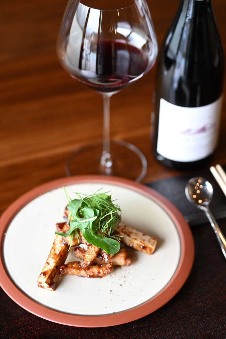 メインの肉料理は妻有ポークを使った一品。酢豚からインスパイアされた味わいはワインにもぴったり。