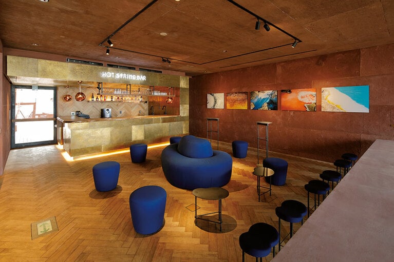 草本利枝の写真作品とともに、オリジナルカクテルが楽しめる｢HOT SPRING BAR｣。／GALLERIA MIDOBARU［大分・別府］