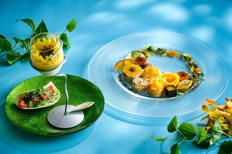 「Blooming Summer Afternoon Tea」のイメージ。1名6,000円～（税込・サ別）。要予約（1名より予約可）。売り上げの一部が自然と人が共に生きる社会の実現を目指す「公益財団法人日本自然保護協会」に寄付される。