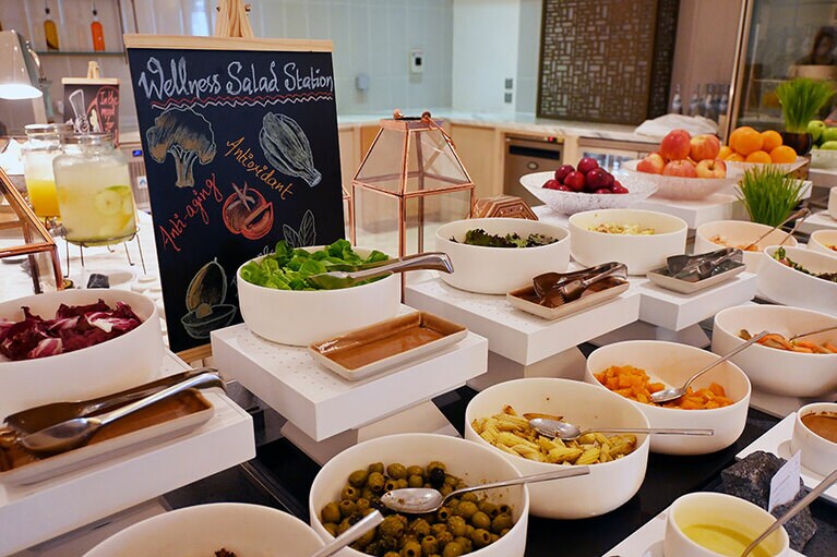 「アイズーン」のランチに用意された、サラダのビュッフェコーナー。