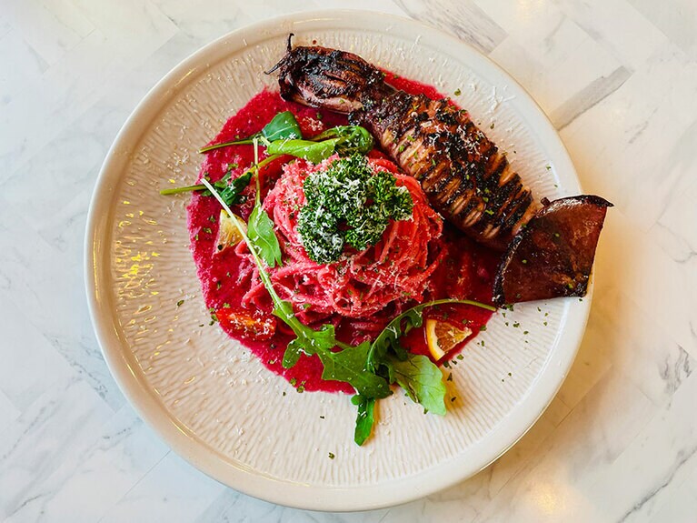 ピンクソースのイカパスタ(350元)は、明太子で味付けしています。パスタにはビーツのエキスが練り込まれいて、鮮やかなピンク色をしています。