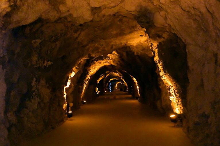 1階の洞窟をくり抜いた通路を抜けて、お目当てのレストランへ。