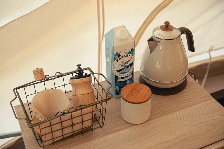 ケトルやコーヒーのほか、虫除けスプレーやホットカーペットなど、季節ごとのアメニティも充実しています。