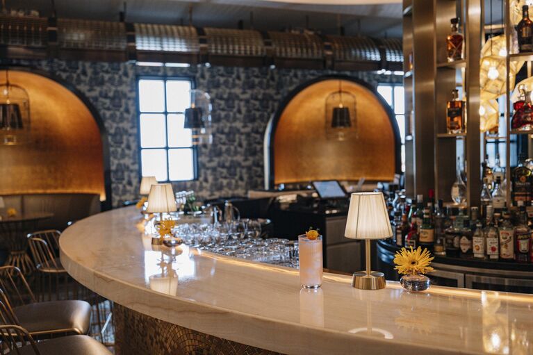 バーは深夜1時まで営業。ディナー後の一杯はもちろん、旅の夜に立ち寄るのもいい。