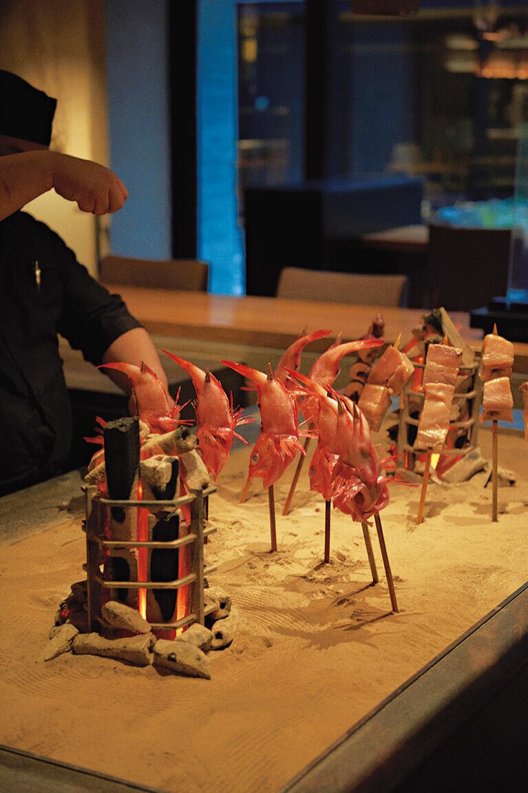 夕食のコースで提供される「原始焼き」。この日は、地元で採れたキンキ。