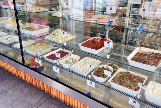 メニューを見て分からなかったら、ショーケースの中から選ぶのも手。