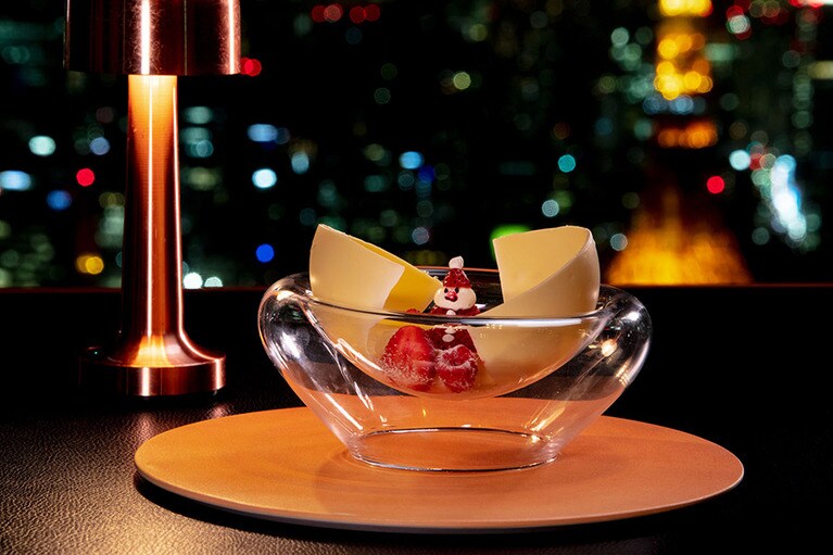 目の前に壮大な都会のパノラマが広がる「THE MOON」には、レストラン・ラウンジともに期間限定でクリスマス限定のスペシャルメニューが用意される。絶景を眺めながらの至極の時間を過ごせること間違いなし。