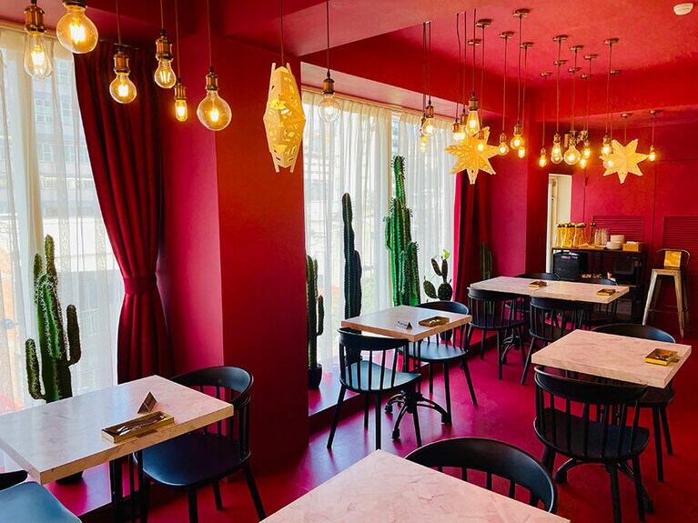 店内は鮮やかなショッキングピンクで彩られ、星形のライトが輝いています。