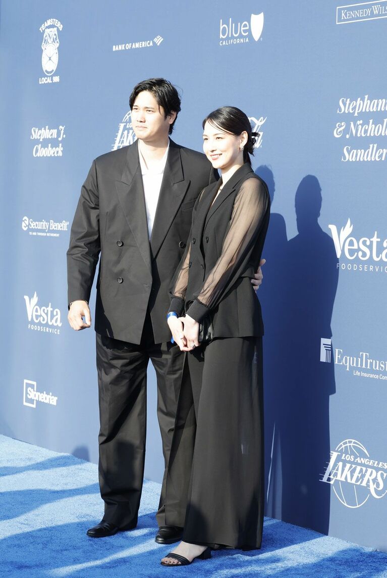 2024年5月、ドジャースが開催したチャリティーイベントでの大谷夫妻。真美子さんは黒のジャンプスーツを着用　©時事通信社