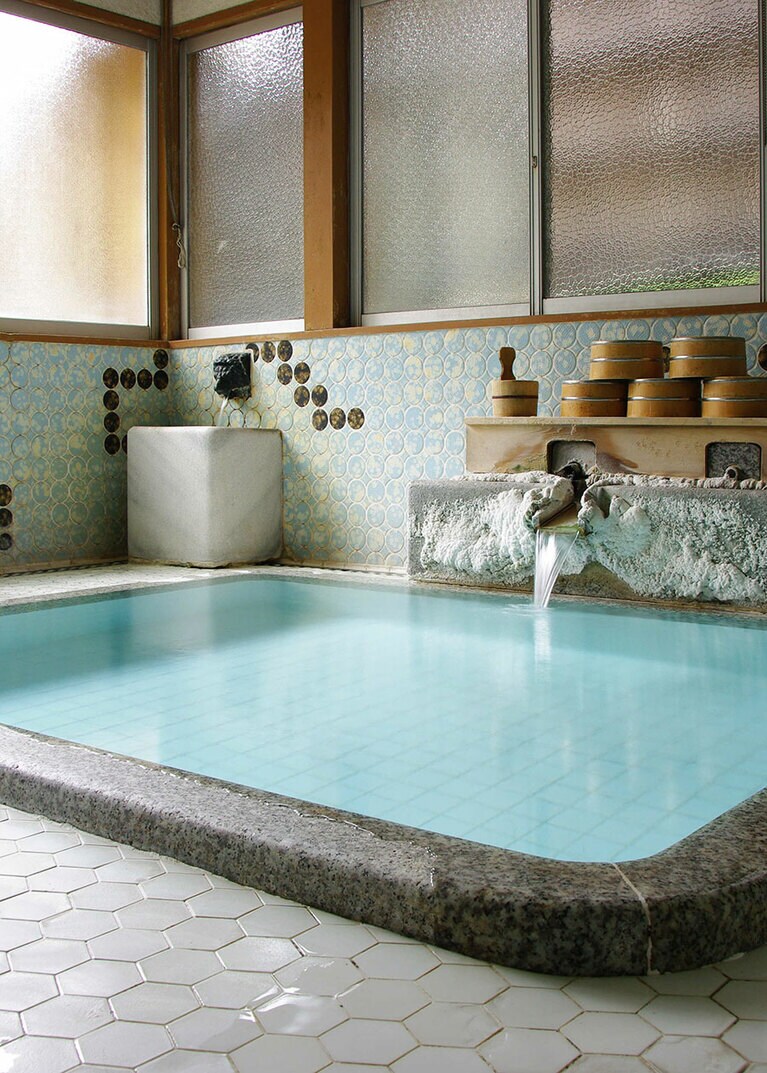 源泉かけ流しのレトロな浴場「きつね湯」。