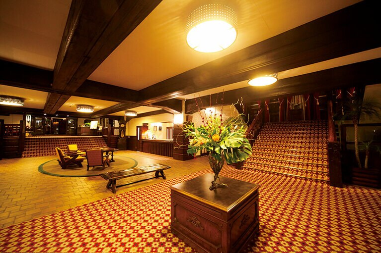 客船をイメージしたノスタルジックなロビー。
