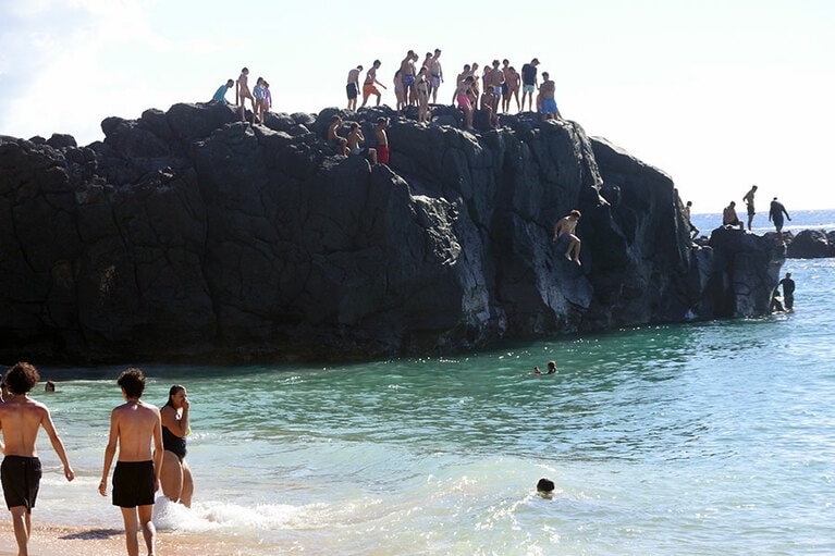 実は大変キケン！ 慣れない旅行者が大ケガすることもたびたび。良いコはマネをしないでネ！