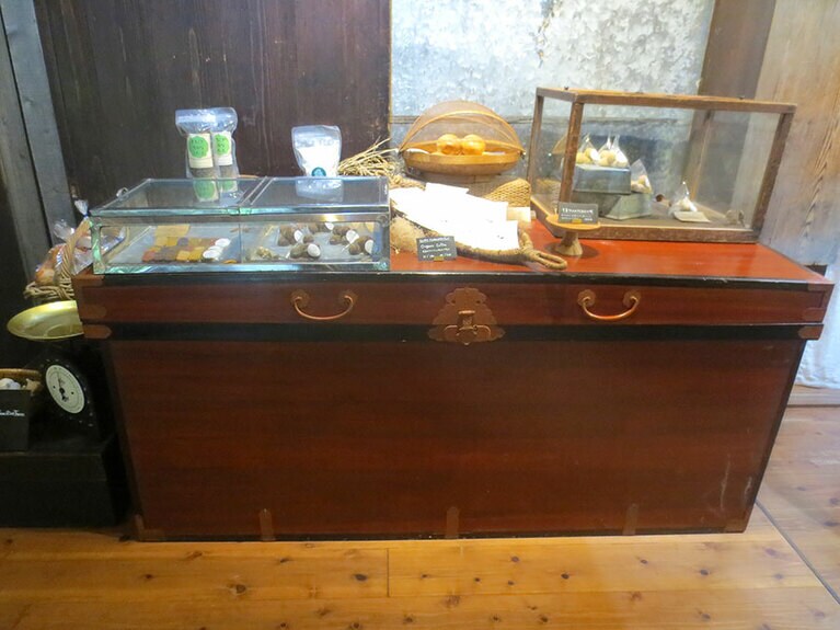 焼き菓子やパンが並ぶコーナー。