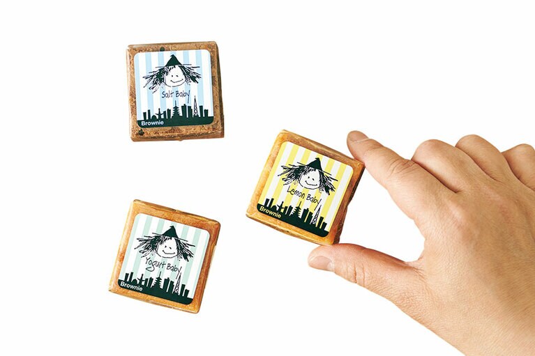 ソルトベイビーは岩塩入り、レモンはレモンカードをサンド。ヨーグルトはドライフルーツ入り。販売は2個入りから。