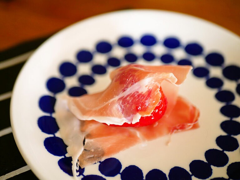 生ハムで巻くと気の利いたおつまみに。