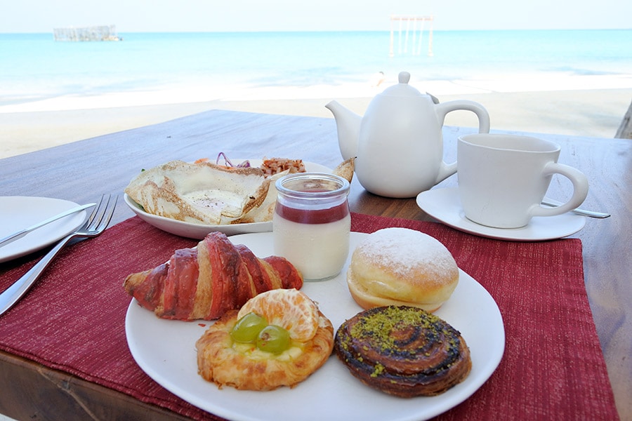 プール近くにあるメインレストランの「ラハ・マーケット」。オンザビーチで朝食をいただくこともできます。