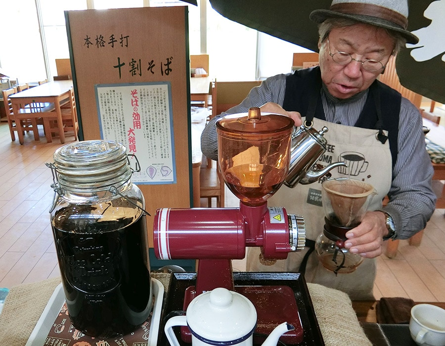 「駅舎cafe ホロカ」が、この日は隣接する「道の駅あいおい」でコーヒーを販売。自家焙煎珈琲の香りに誘われる。