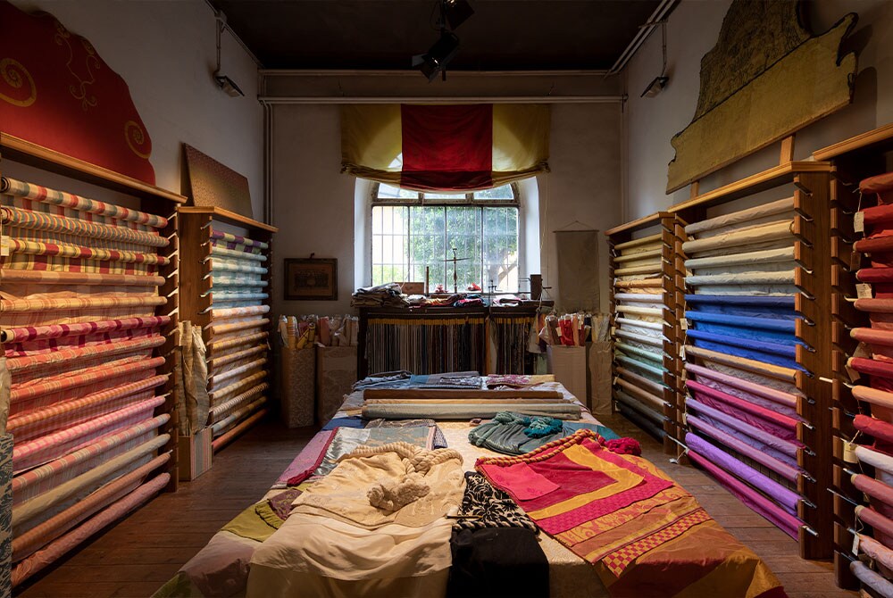 ブティックも兼ねたショールーム。絹織物は1mにつき 100～2,000ユーロ。